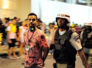 O repórter Francis Juliano, do site Bahia Notícias (do jornalista Samuel Celestino), foi preso na noite deste sábado (22/6) ao questionar a policiais o motivo de eles espancarem um fotógrafo